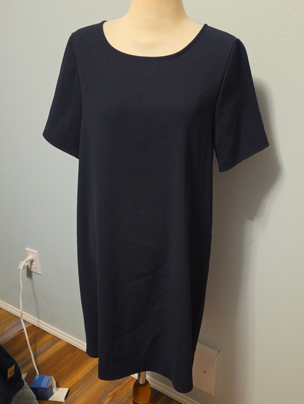 Everly Black Shift Short Sleeve Midi Dress Small